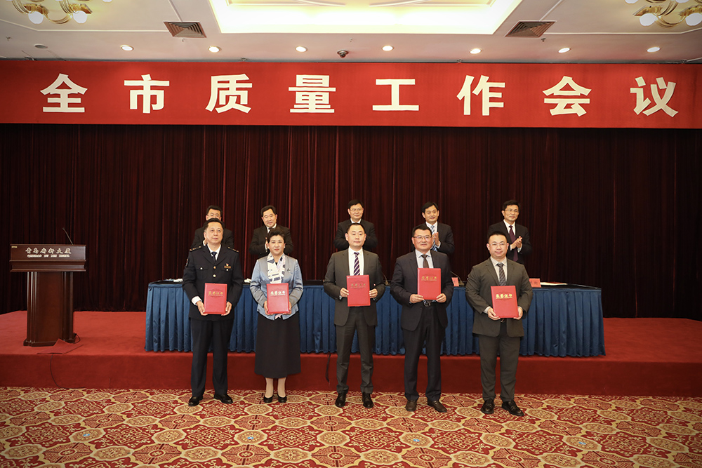 2OD电竞生物集团创始人、董事长单俊伟（右二）上台领奖.jpg